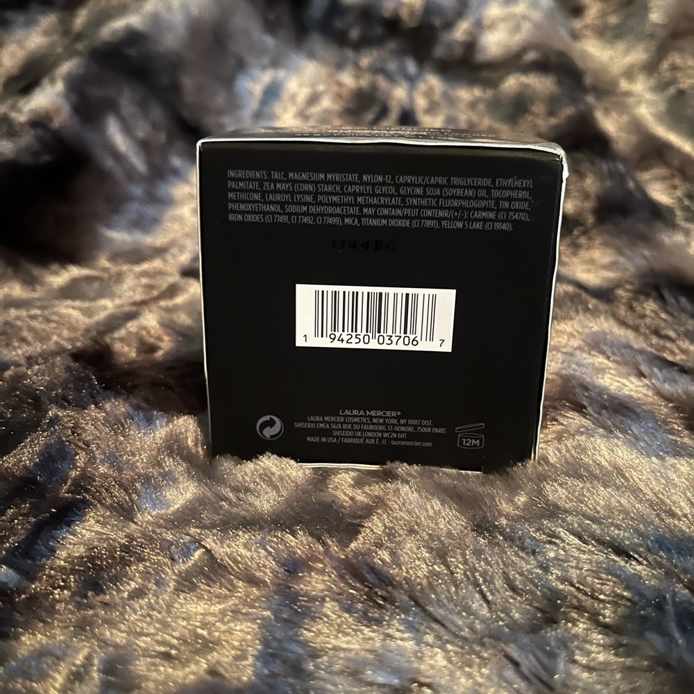Laura Mercier Translucent Loose Setting Powder - Light Catcher- in Honey Star - Picture 5 of 10